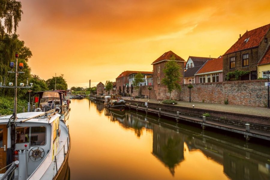 De Zuidwal in Leerdam bij zonsondergang